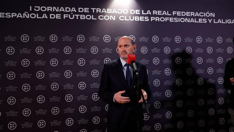 El presidente de la RFEF, Rafael Louzán, realiza declaraciones durante la reunión de la Real Federación Española de Fútbol con los clubes de fútbol profesional. Foto: EFE