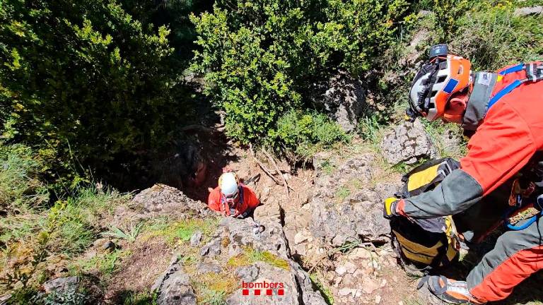 Imagen de los Bombers trabajando en el rescate de la fallecida en Tortosa. Foto: Bombers