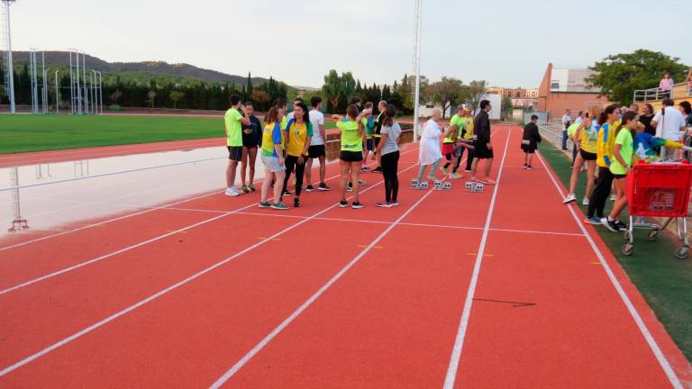 Imagen de la nueva pista de atletismo de El Vendrell durante la inauguración. foto: Lourdes MEroño
