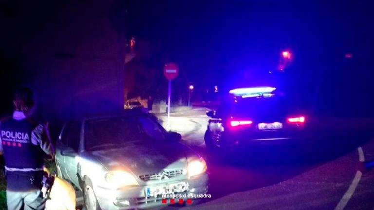 Un conductor ebrio choca contra un coche de Mossos en Falset