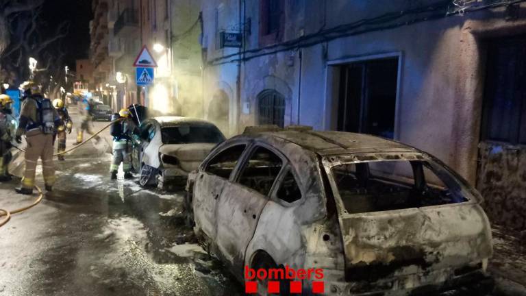 Cremen dos cotxes i la façana d’un edifici a Valls