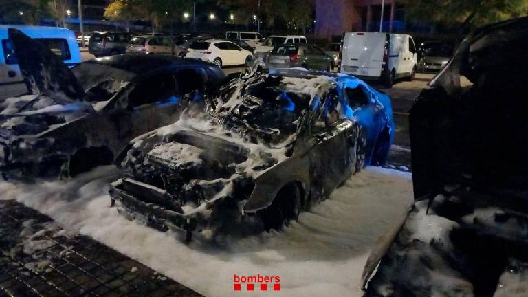 Imagen de los coches quemados en Tarragona. Foto: Bombers de la Generalitat