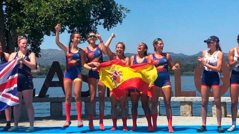 Las remeras españolas del cuatro con que tienen a Laura Turón (CN Amposta) en sus filas, subieron a lo más alto del podio. foto:DT