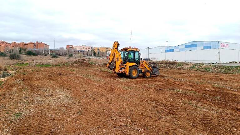 Una màquina desbrossant la zona. Foto: cedida