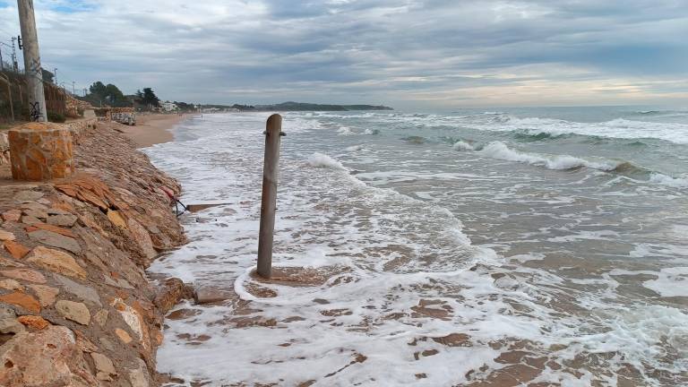 Protecció Civil sigue manteniendo la alerta en gran parte del litoral catalán. Foto: Jordi Sanvisens