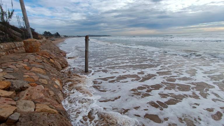 El mar ha consumido por completo la Platja Llarga de Tarragona. Foto: Jordi Sanvisens