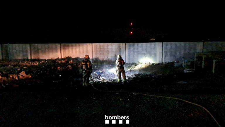 $!La nave industrial que ha sufrido el incendio. Foto: Bombers de la Generalitat