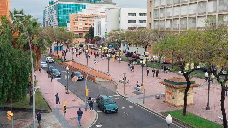 Un tramo de la Rambla Lluís Companys con coches aparcados en zona azul. Foto: DT