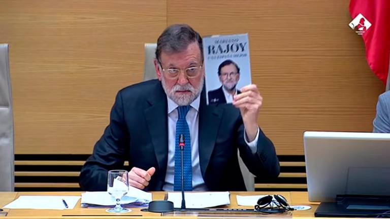 Captura de imagen del expresidente Mariano Rajoy recomendando a la comisión de investigación de la Operación Catalunya que compre su libro. Foto: ACN