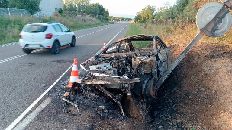 Un coche destroza un radar de velocidad y termina envuelto en llamas en Montbrió