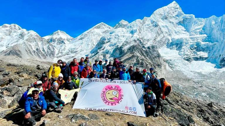 $!El grupo de ‘Saca la lengua a la ELA’, en el campo base del Everest. Foto: Cedida