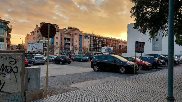 El parking del Xalet d’en Bau se verá reducido considerablemente por la construcción de un nuevo edificio. Foto: Alba Mariné