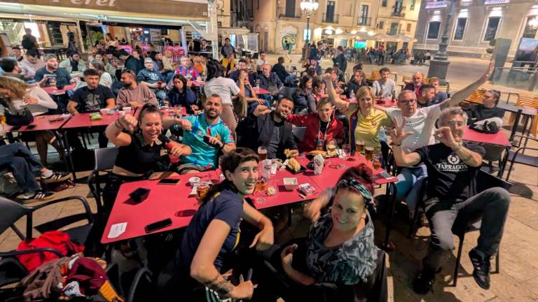 La Plaça de la Font congrega a aficionados del Barça que quieren celebrar este mismo jueves LaLiga. Fotos: Àngel Ullate