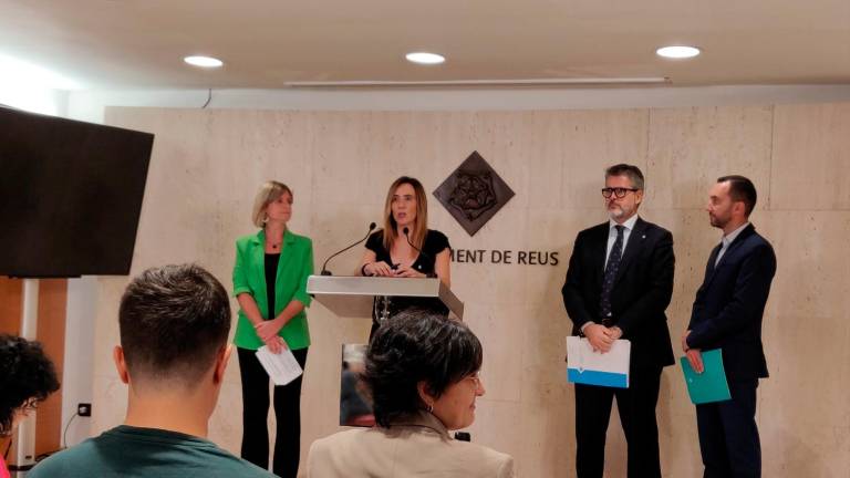La alcaldesa y varios concejales, durante la presentación este jueves de las ordenanzas fiscales y presupuesto. Foto: C. Valls