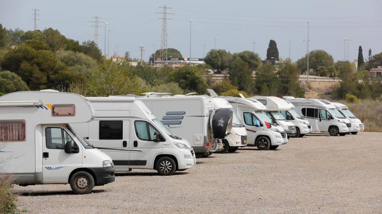 Más de una treintena de autocaravanas en el parking. Foto: Pere Ferré