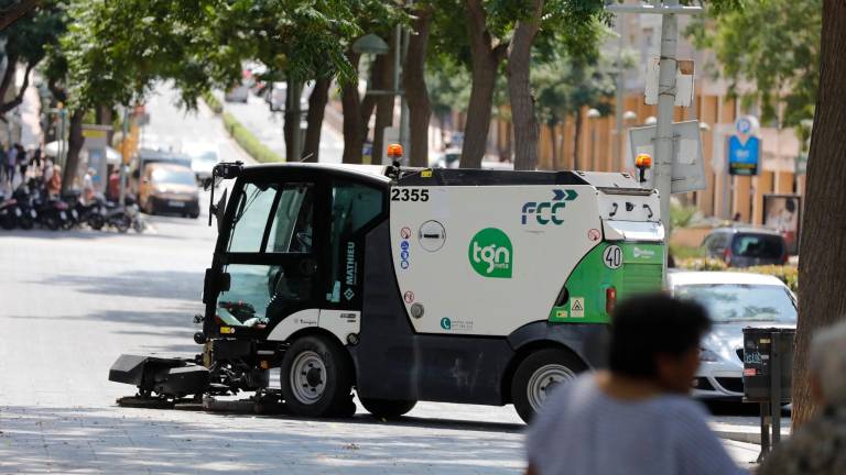 Uno de los vehículos de limpieza de la empresa FCC Medio Ambiente en servicio por las calles de Tarragona. Foto: Pere Ferré