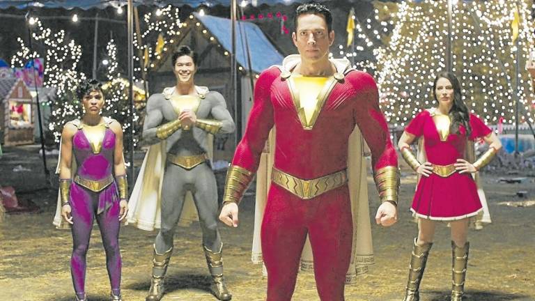 Zachary Levi (centro) encarna a Shazam, un personaje distinto a la mayoría de superhéroes. foto: warner bros.