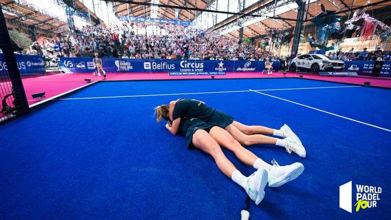 $!Ari Sánchez y Paula Josemaría, abrazadas en el suelo tras su victoria. FOTO: World Padel Tour