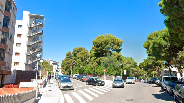 El cuadro eléctrico se encontraba en la confluencia de las calles Alfons V y Tortosa. Foto: Google