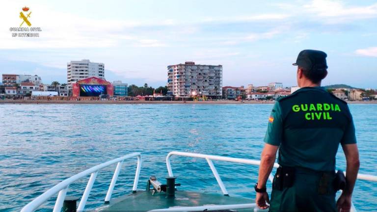 La Guardia Civil vigila por mar el Festiuet de Coma-ruga