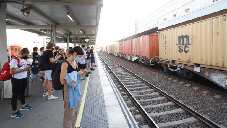 Un tren de mercancías pasando por la estación de Tarragona. Foto: Pere Ferré/DT