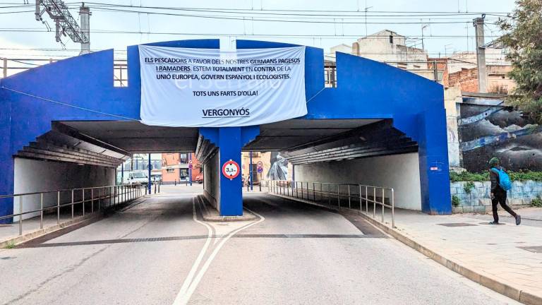 La pancarta de apoyo a los payeses está colgada desde hace días en el puente que da acceso al barrio del Serrallo. Foto: Àngel Ullate