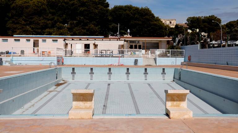 La piscina municipal de Altafula, completamente vacía, puesto que este verano se ha mantenido cerrada al público. foto: 0Pere Ferré