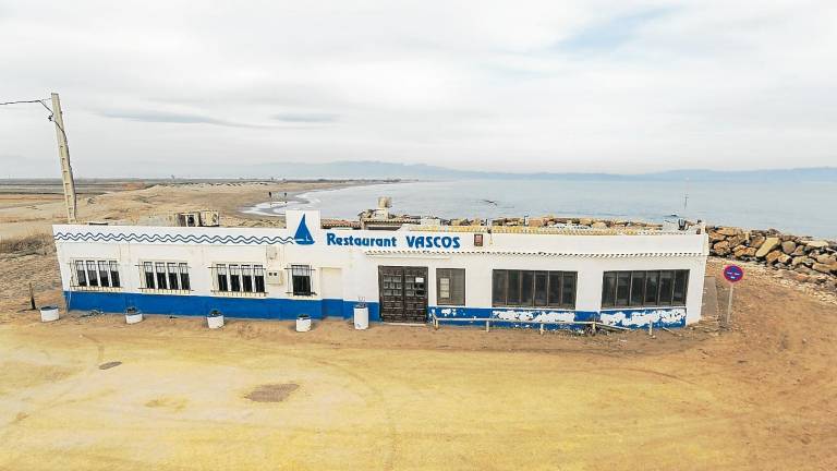 El Restaurante Vascos, en la zona de acceso a la Punta del Fangar, en el litoral de Deltebre. foto: Joan REvillasEstado de la barra del Trabucador tras el temporal del pasado mes de marzo. foto: Joan Revillas