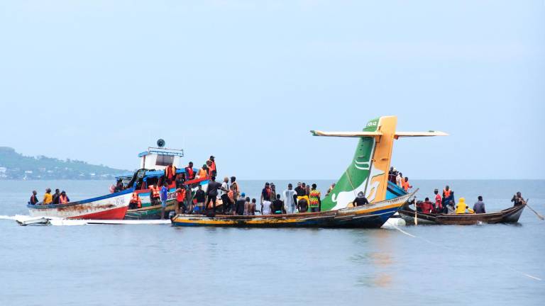 Tareas de rescate en el avión siniestrado este domingo en el lago Victoria. FOTO: EFE