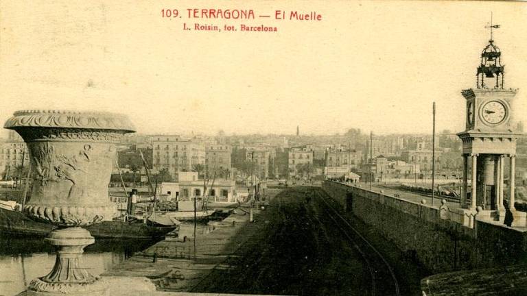 El reloj del Dic de Llevant con la ciudad de fondo en los años 20. FOTO: L. roisin/ APT
