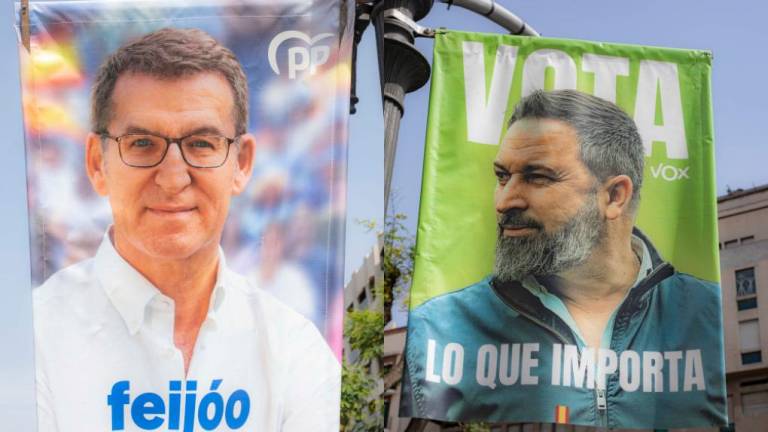 Los carteles de Alberto Núñez-Feijóo y Santiago Abascal. Foto: Àngel Ullate