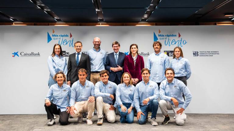 El equipo con representantes de CaixaBank, entre ellos su presidente, José Ignacio Goirigolzarri. Doto: DT