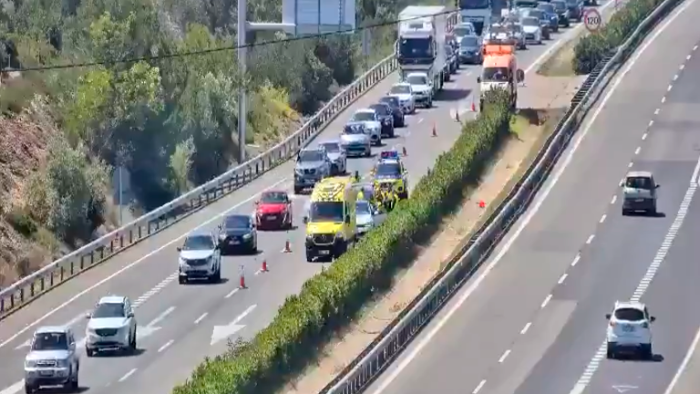 El carril izquierdo ha sido cortado a causa de este accidente. Foto: Trànsit