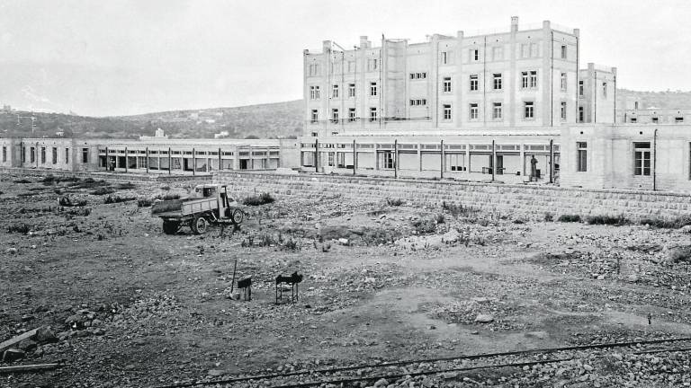 El preventorio de la Savinosa en construcción. Las obras comenzaron en 1929 y acabaron en 1932. FOTO: VALLVÉ. CENTRE D’IMATGES DE TARRAGONA / L’ARXIU