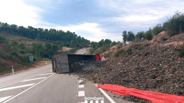 El camión volcado en la carretera N-420. Foto: Bombers de la Generalitat