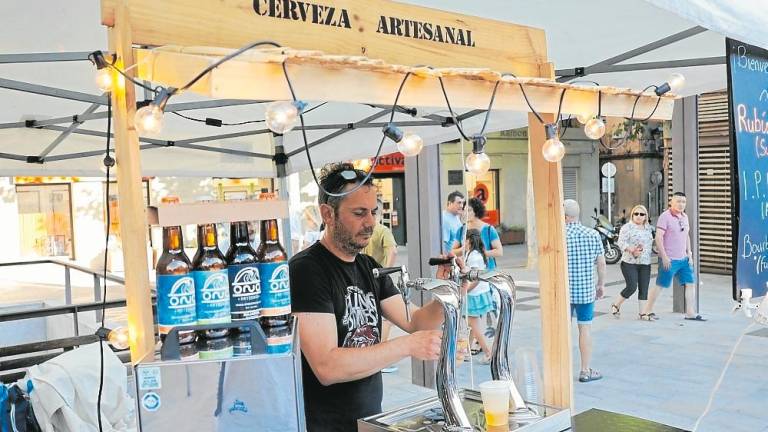 $!La 14a Mostra de Cerveses Artesanes omplia la plaça del Pati. Foto: Roser Urgell