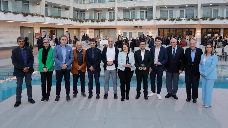 Autoridades y miembros de la Fundació Gresol junto con los galardonados de esta edición: Miquel Mulero, Begoña Mugerza, Sergi Novo y Rafel Múria. Foto: Pere Ferré