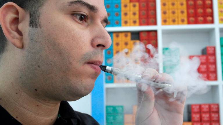 Los cigarrillos electrónicos no son una vía para dejar de fumar. Foto: Lluis Milian/DT
