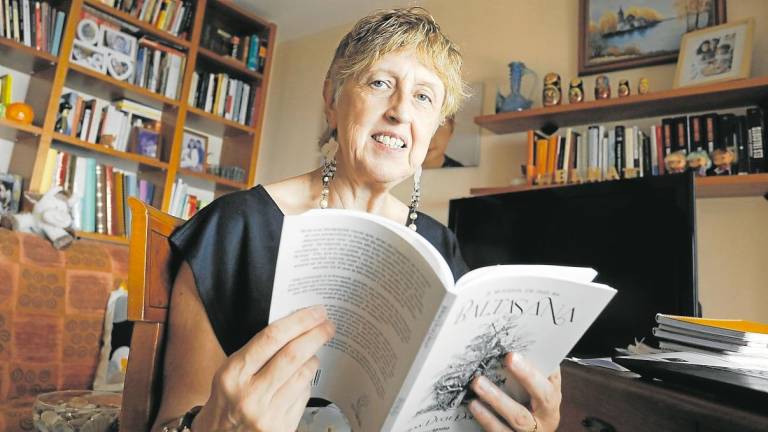 La escritora Teresa Duch con un ejemplar de su último libro ‘Baltasana’. foto: pere ferré