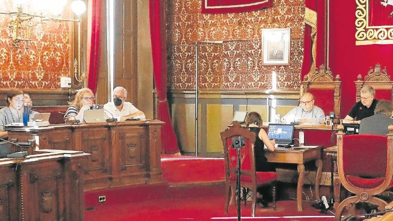 Representantes de ERC y el PSC, durante el pleno. Foto: Pere Ferré