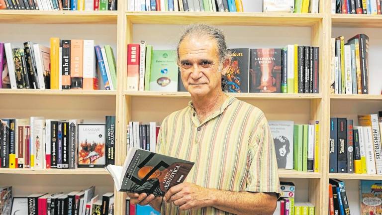 Xavier Caixal a la llibreria El Soterrani, abans de presentar la novel·la traduïda per ell. Foto: Àngel Ullate