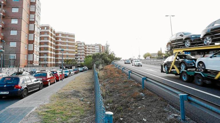 Un accidente entre tres coches corta un carril de la A-7 en Tarragona