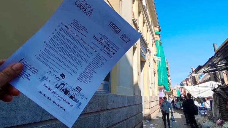 Panfletos de los trabajadores de Correos en Tarragona, anunciando la huelga, el pasado 26 de abril. Foto: N.M