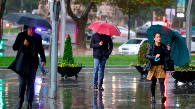 La AEMET prevé que en algunas de estas zonas se podrán llegar a recoger de 60 a 80 litros por metro cuadrado en 12 horas. FOTO: EFE