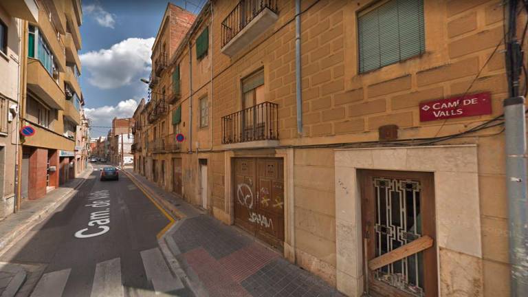 La vivienda en estado ruinoso se encuentra en la calle Camí de Valls. FOTO: Google