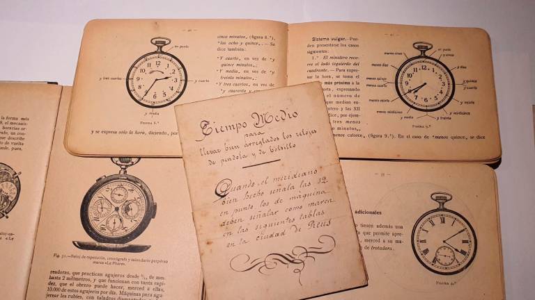Llibres antics de rellotgeria pertanyents a la biblioteca privada del col·leccionista reusenc Rubèn Pàmies. Foto: J.C.
