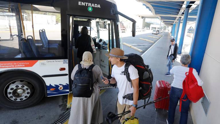 Los viajeros de la estación del AVE, cogiendo el autobús. foto: Pere Ferré
