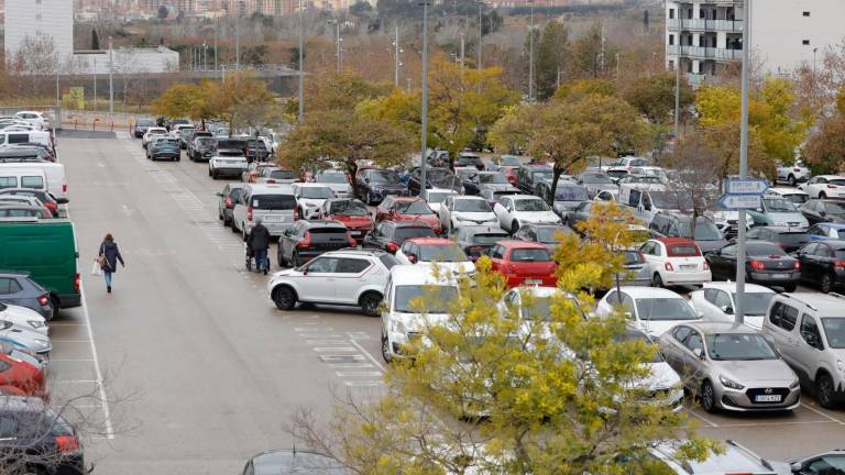 Encontrar plaza de parking en la zona del hospital es casi misión imposible desde hace unas semanas. Foto: Pere Ferré