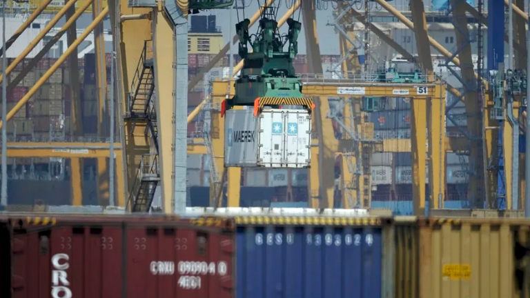 Un contenedor es trasladado en una terminal del puerto de Valencia. Foto: EFE