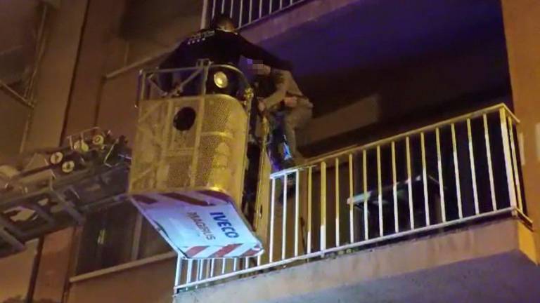 Momento en que el acusado sube a la cesta de la escalera de Bombers para bajar al suelo.